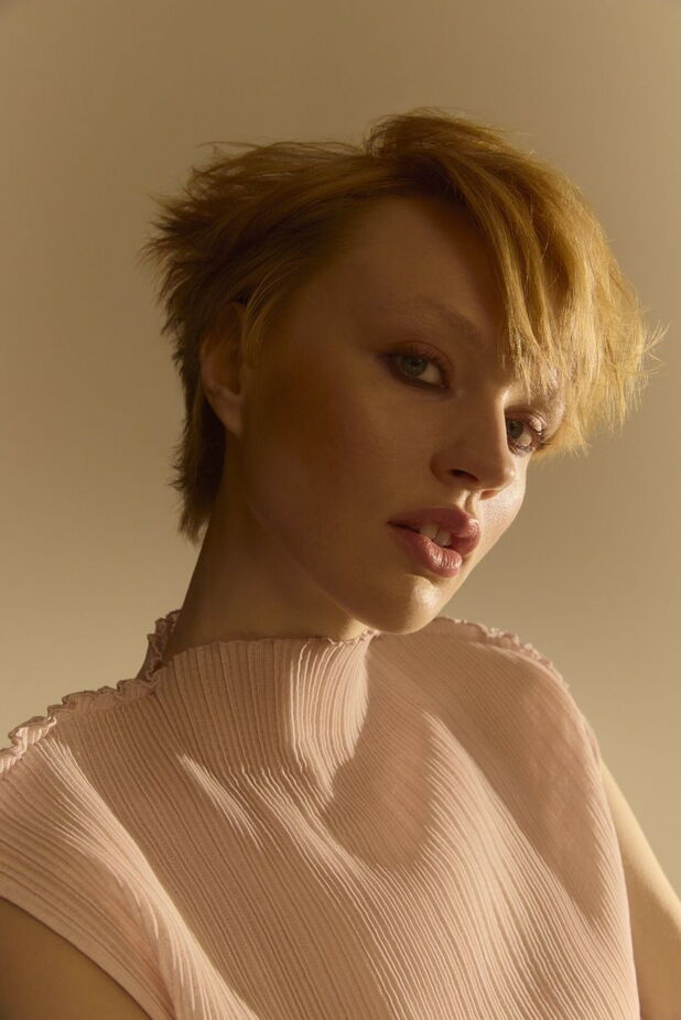 ALCINA-Model Golden Veil-Honey delight Look