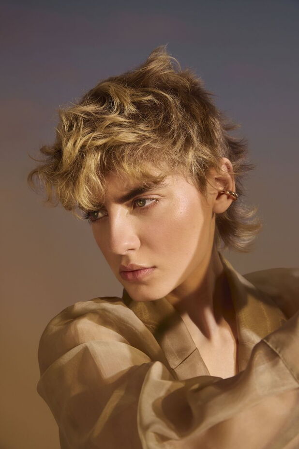 ALCINA-Model Golden Veil Radiant Dusk Look