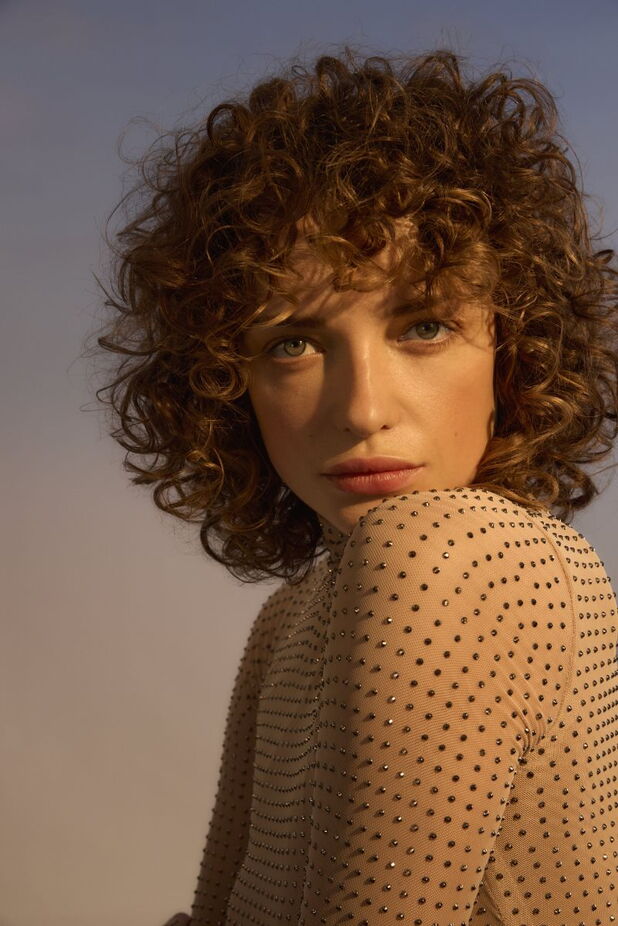 ALCINA-Model Golden Veil Amber Twist Look